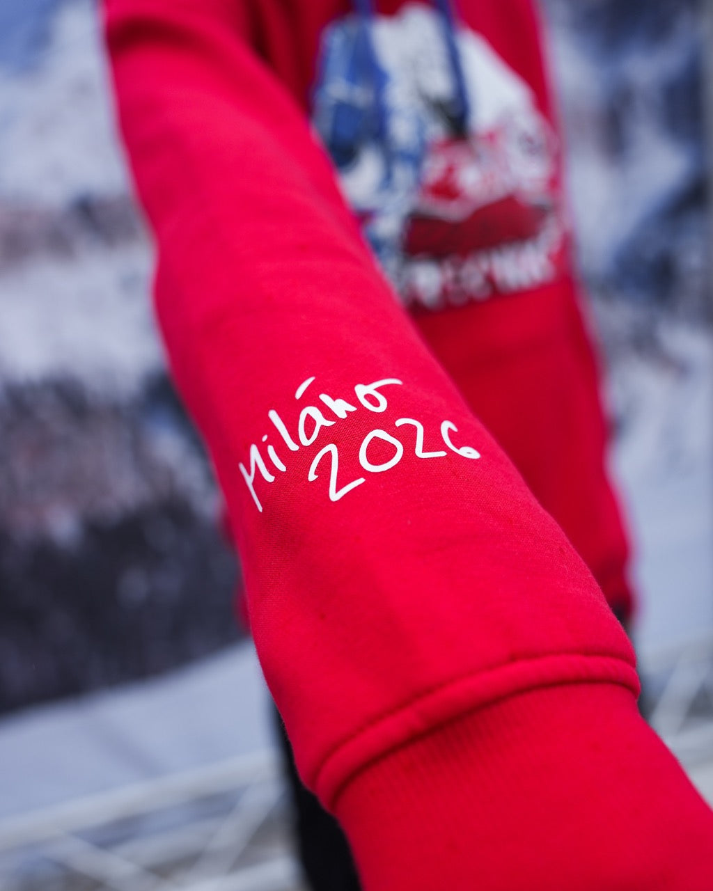 Limitovaná edice "Řezník jede na ZOH 2026" červená mikina
