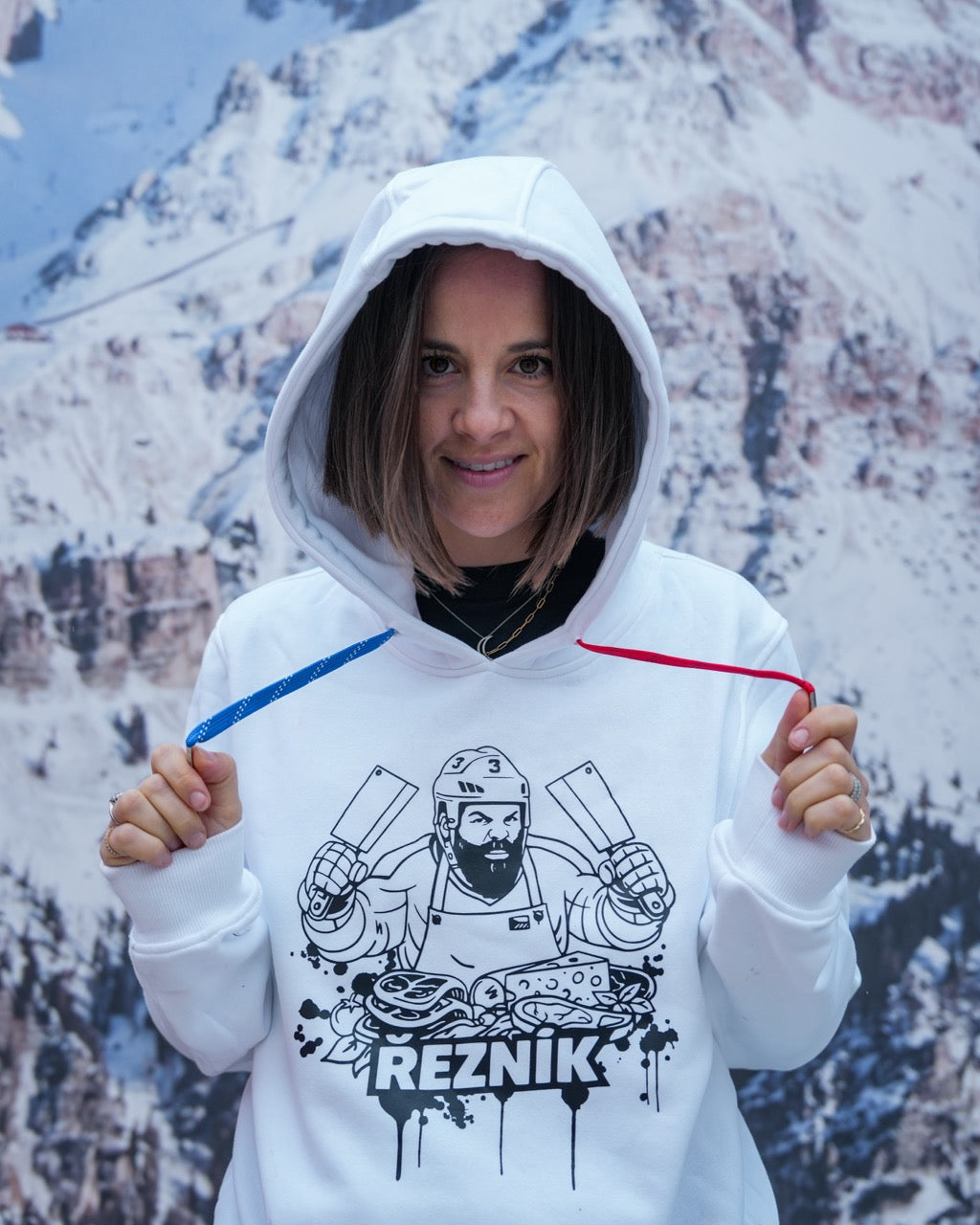 Limitovaná edice "Řezník jede na ZOH 2026" bílá mikina
