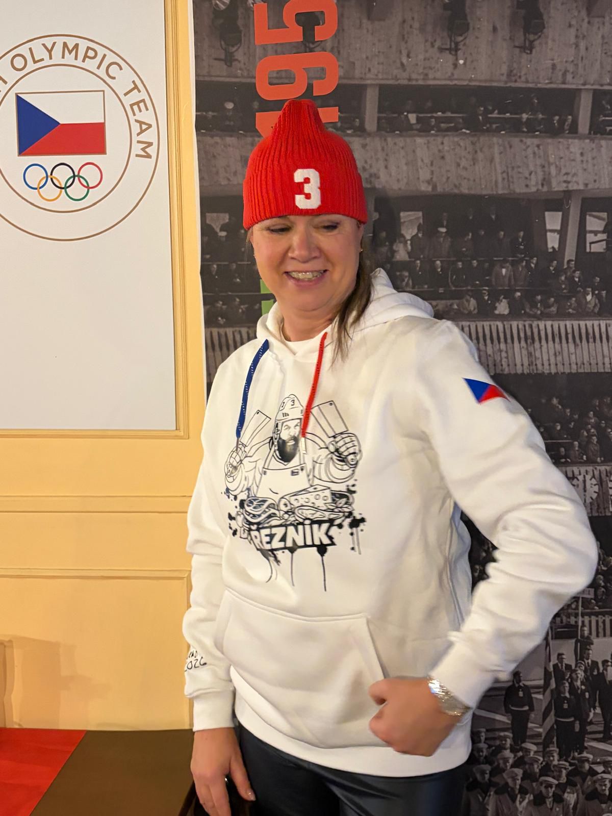Limitovaná edice "Řezník jede na ZOH 2026" bílá mikina
